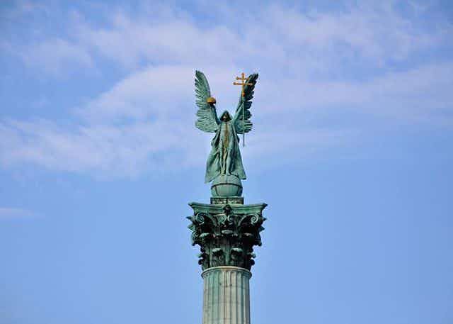 مجسمه فرشته جبرئیل در آسمان میدان قهرمانان