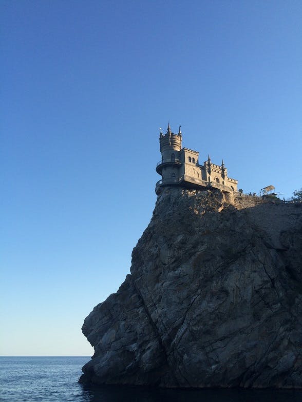آشیانه‌ پرستو، قلعه‌ ای برفراز صخره‌ ها