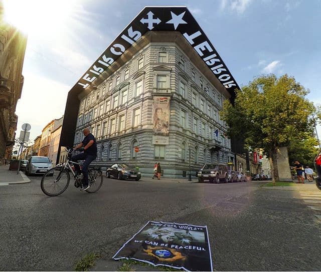 خانه ترور در مقابل پوستر صلح خانه ترور در مقابل پوستر صلح