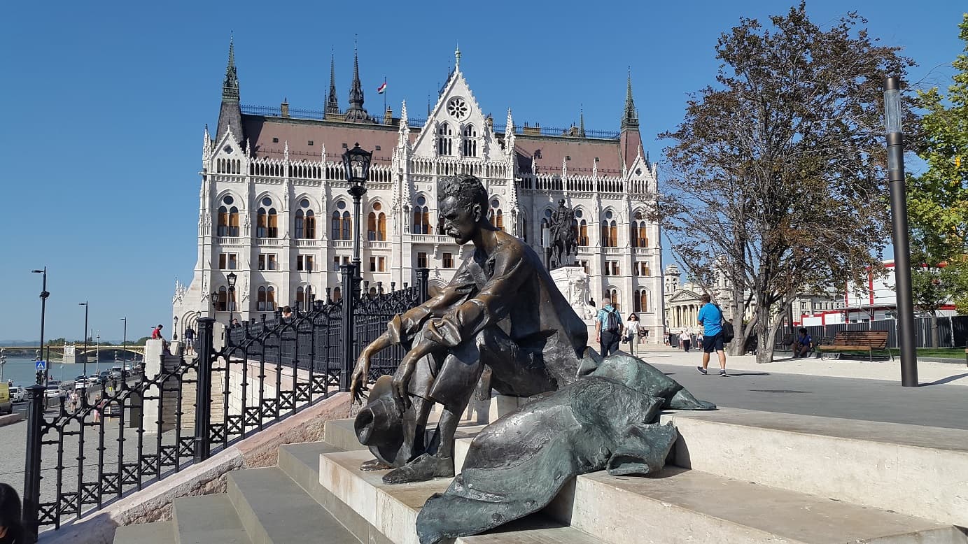 آتیلا یوژف، ستارۀ مجارستانی آتیلا یوژف، ستارۀ مجارستانی